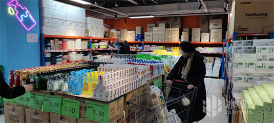 超市折扣倉(cāng)年貨潮涌，市民假日“囤貨”忙，日用百貨銷售迎來(lái)小高峰